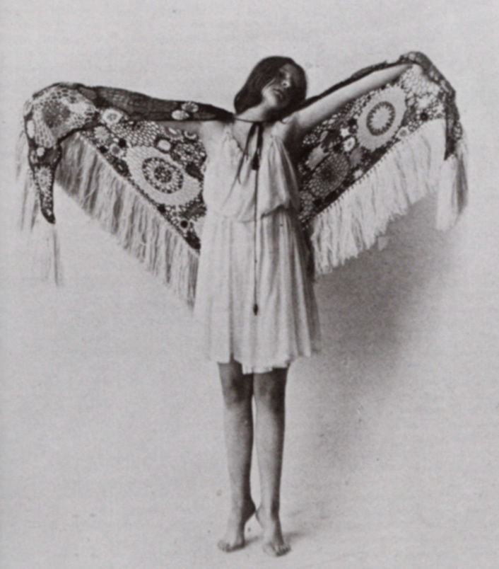 Charlotte Bara, „Sterbender Schmetterling“. Foto Emil Gos (1915), Collection privée, Bruxelles